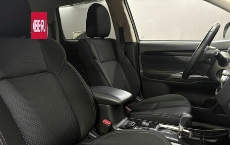 Mitsubishi Outlander III рестайлинг 3, 2021 год, 2 649 900 рублей, 23 фотография