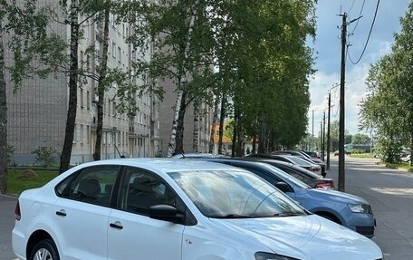 Volkswagen Polo VI (EU Market), 2018 год, 649 000 рублей, 2 фотография