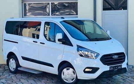 Ford Tourneo Custom I рестайлинг, 2020 год, 2 000 000 рублей, 2 фотография