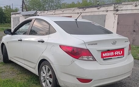 Hyundai Solaris II рестайлинг, 2012 год, 700 000 рублей, 3 фотография
