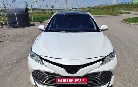 Toyota Camry, 2018 год, 2 390 000 рублей, 2 фотография