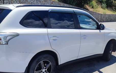 Mitsubishi Outlander III рестайлинг 3, 2013 год, 1 400 000 рублей, 2 фотография