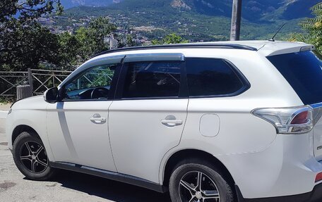 Mitsubishi Outlander III рестайлинг 3, 2013 год, 1 400 000 рублей, 4 фотография