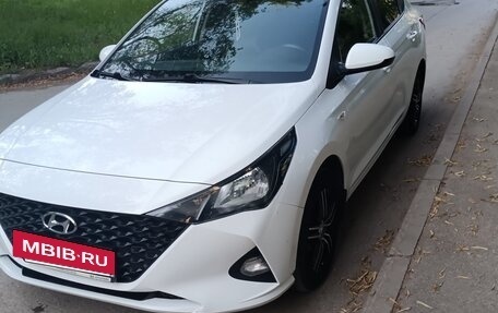 Hyundai Solaris II рестайлинг, 2021 год, 1 550 000 рублей, 2 фотография