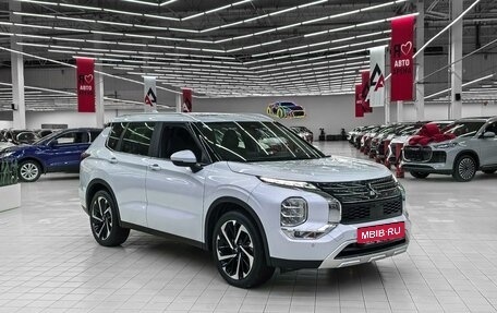Mitsubishi Outlander, 2023 год, 4 890 000 рублей, 3 фотография