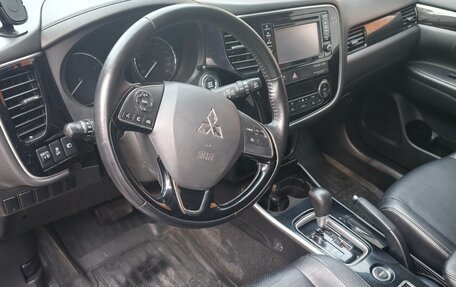 Mitsubishi Outlander III рестайлинг 3, 2017 год, 1 900 000 рублей, 7 фотография