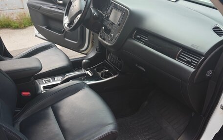 Mitsubishi Outlander III рестайлинг 3, 2017 год, 1 900 000 рублей, 11 фотография