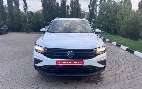 Volkswagen Tiguan II, 2021 год, 2 500 000 рублей, 2 фотография