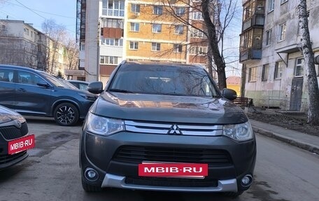 Mitsubishi Outlander III рестайлинг 3, 2014 год, 1 357 000 рублей, 2 фотография