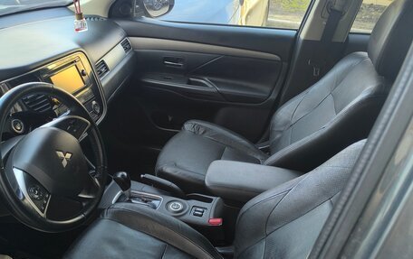 Mitsubishi Outlander III рестайлинг 3, 2014 год, 1 357 000 рублей, 10 фотография