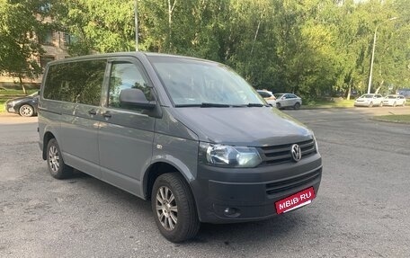 Volkswagen Caravelle T5, 2013 год, 2 350 000 рублей, 2 фотография