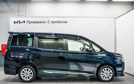 Toyota Voxy III, 2014 год, 1 689 000 рублей, 9 фотография
