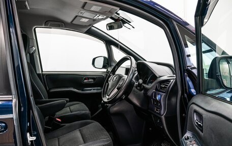 Toyota Voxy III, 2014 год, 1 689 000 рублей, 17 фотография