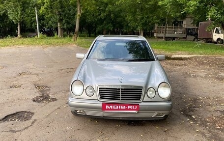 Mercedes-Benz E-Класс, 1997 год, 700 000 рублей, 2 фотография