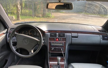 Mercedes-Benz E-Класс, 1997 год, 700 000 рублей, 8 фотография
