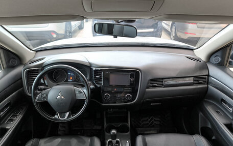 Mitsubishi Outlander III рестайлинг 3, 2016 год, 1 990 000 рублей, 17 фотография