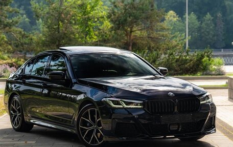 BMW 5 серия, 2021 год, 5 990 000 рублей, 2 фотография
