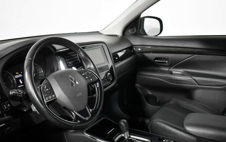 Mitsubishi Outlander III рестайлинг 3, 2018 год, 2 735 000 рублей, 10 фотография