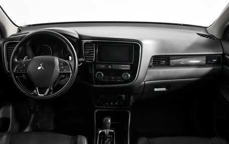 Mitsubishi Outlander III рестайлинг 3, 2018 год, 2 735 000 рублей, 15 фотография