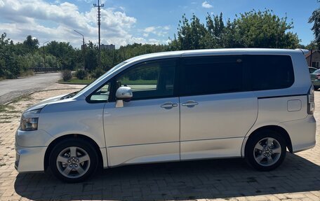 Toyota Voxy II, 2010 год, 1 300 000 рублей, 2 фотография