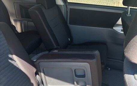 Toyota Voxy II, 2010 год, 1 300 000 рублей, 12 фотография