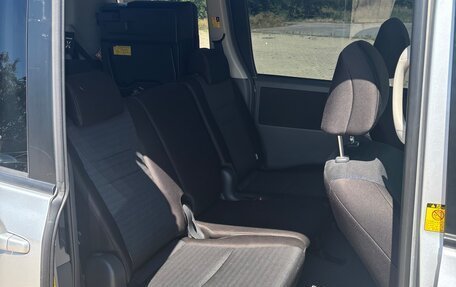 Toyota Voxy II, 2010 год, 1 300 000 рублей, 9 фотография
