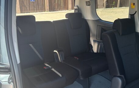 Toyota Voxy II, 2010 год, 1 300 000 рублей, 11 фотография