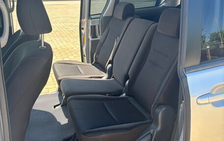 Toyota Voxy II, 2010 год, 1 300 000 рублей, 14 фотография