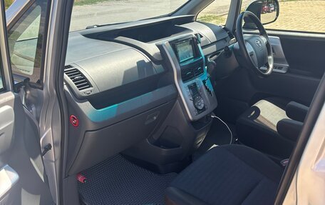 Toyota Voxy II, 2010 год, 1 300 000 рублей, 15 фотография