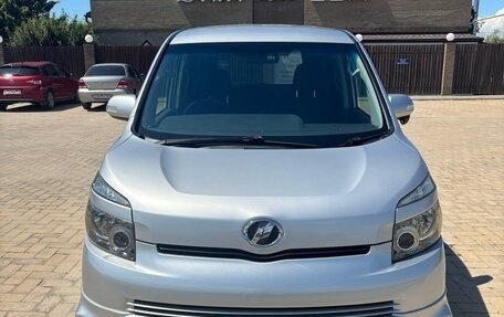 Toyota Voxy II, 2010 год, 1 300 000 рублей, 7 фотография