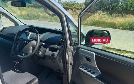 Toyota Voxy II, 2010 год, 1 300 000 рублей, 8 фотография