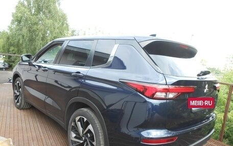 Mitsubishi Outlander, 2022 год, 2 950 000 рублей, 2 фотография