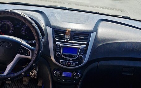 Hyundai Solaris II рестайлинг, 2012 год, 700 000 рублей, 7 фотография