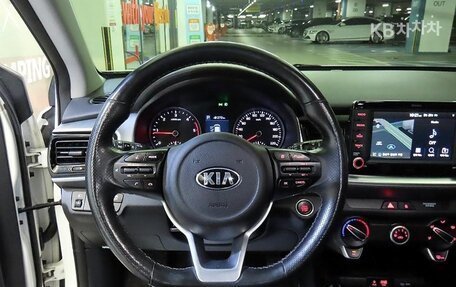 KIA Stonic, 2020 год, 1 550 000 рублей, 8 фотография
