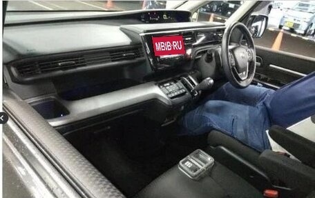Honda Stepwgn IV, 2021 год, 1 780 000 рублей, 3 фотография