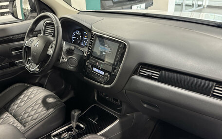 Mitsubishi Outlander III рестайлинг 3, 2022 год, 3 250 000 рублей, 13 фотография