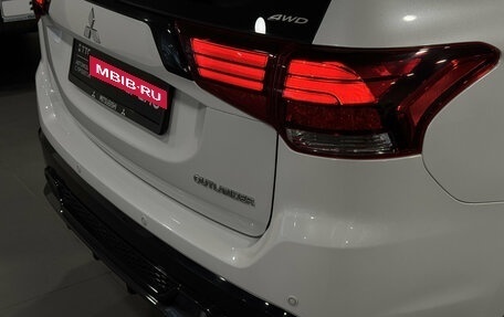 Mitsubishi Outlander III рестайлинг 3, 2022 год, 3 250 000 рублей, 11 фотография