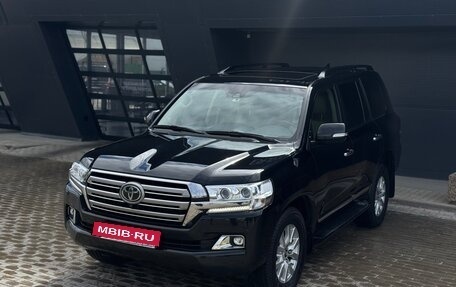 Toyota Land Cruiser 200, 2018 год, 6 749 000 рублей, 2 фотография