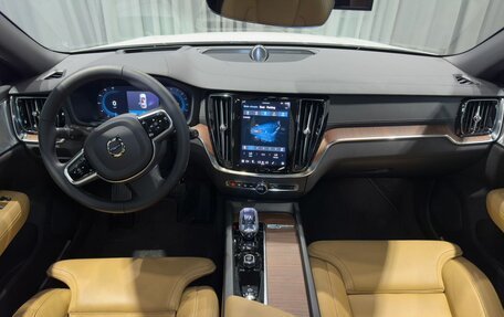 Volvo V60 Cross Country II, 2024 год, 5 600 000 рублей, 7 фотография
