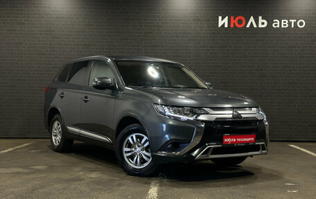 Mitsubishi Outlander III рестайлинг 3, 2018 год, 2 100 000 рублей, 3 фотография