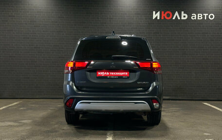 Mitsubishi Outlander III рестайлинг 3, 2018 год, 2 100 000 рублей, 6 фотография