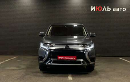 Mitsubishi Outlander III рестайлинг 3, 2018 год, 2 100 000 рублей, 2 фотография