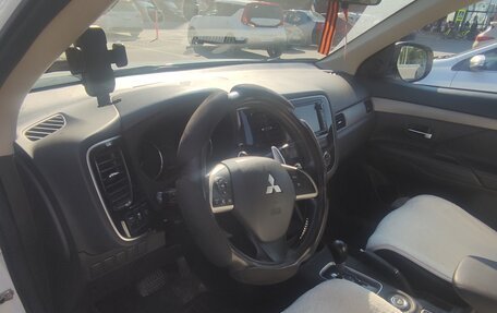 Mitsubishi Outlander III рестайлинг 3, 2014 год, 1 490 000 рублей, 6 фотография