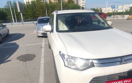 Mitsubishi Outlander III рестайлинг 3, 2014 год, 1 490 000 рублей, 2 фотография