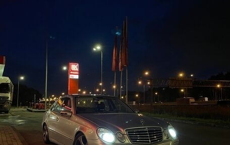 Mercedes-Benz E-Класс, 2003 год, 650 000 рублей, 1 фотография