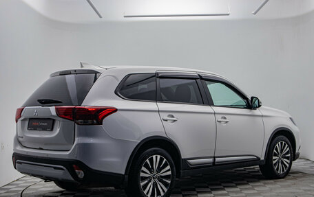 Mitsubishi Outlander III рестайлинг 3, 2021 год, 2 090 000 рублей, 5 фотография