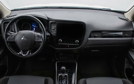 Mitsubishi Outlander III рестайлинг 3, 2021 год, 2 090 000 рублей, 14 фотография