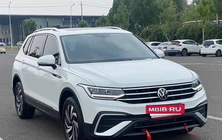 Volkswagen Tiguan II, 2023 год, 1 935 000 рублей, 7 фотография