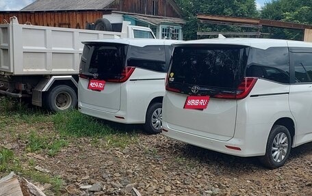 Toyota Noah, 2022 год, 3 400 000 рублей, 1 фотография