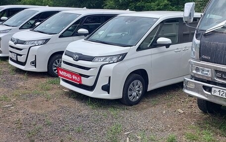 Toyota Noah, 2022 год, 3 400 000 рублей, 2 фотография